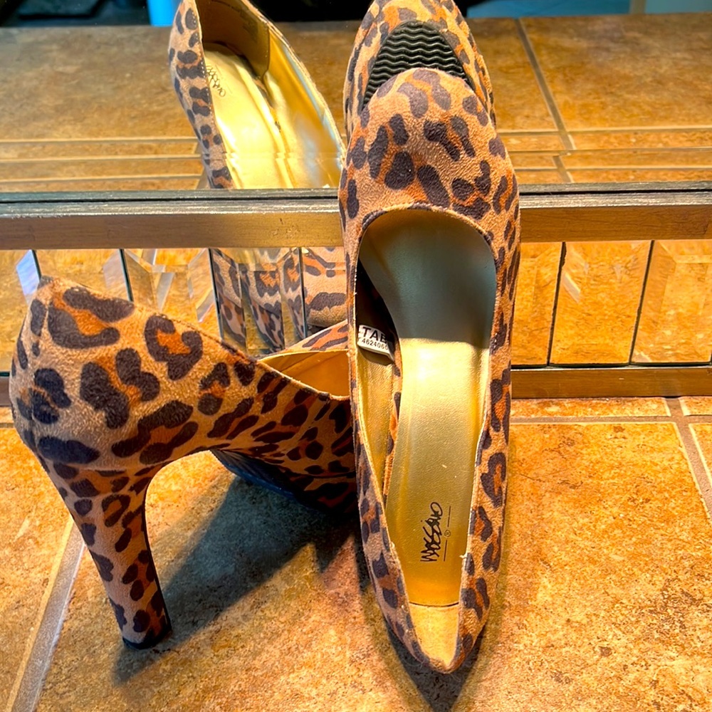NWOT Leopard Print Faux Suede Pumps